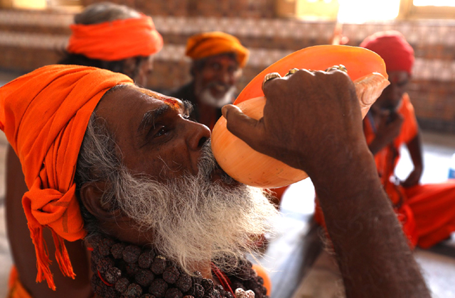 PunjabKesari, Sadhus arriving in Jammu for Amarnath Yatra