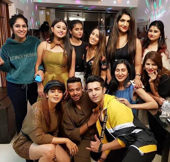 Bollywood Tadka, श्रीसंत इमेज, बिग बॉस 12 इमेज, न्यू ईयर सेलिब्रेट इमेज, करणवीर वोहरा इमेज, पार्टी इमेज, दीपक ठाकुर इमेज, दीपिका कक्कड़ इमेज, भुवनेश्वरी इमेज, जसलीन मथारू इमेज, शिवाशीष मिश्रा इमेज,