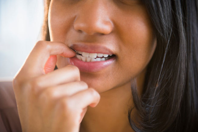 PunjabKesari, biting nails Image, Bad Habits For Health Image