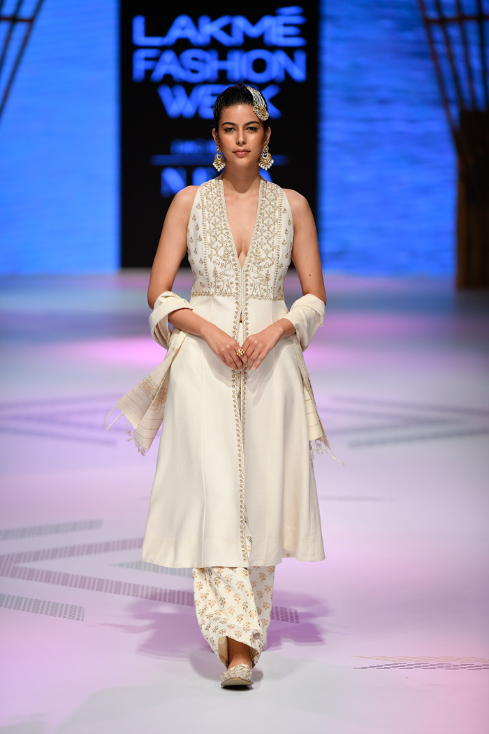 PunjabKesari, Nari, LFW19, Anita Dongre Collection, Off-White Outfits, Women Fashion