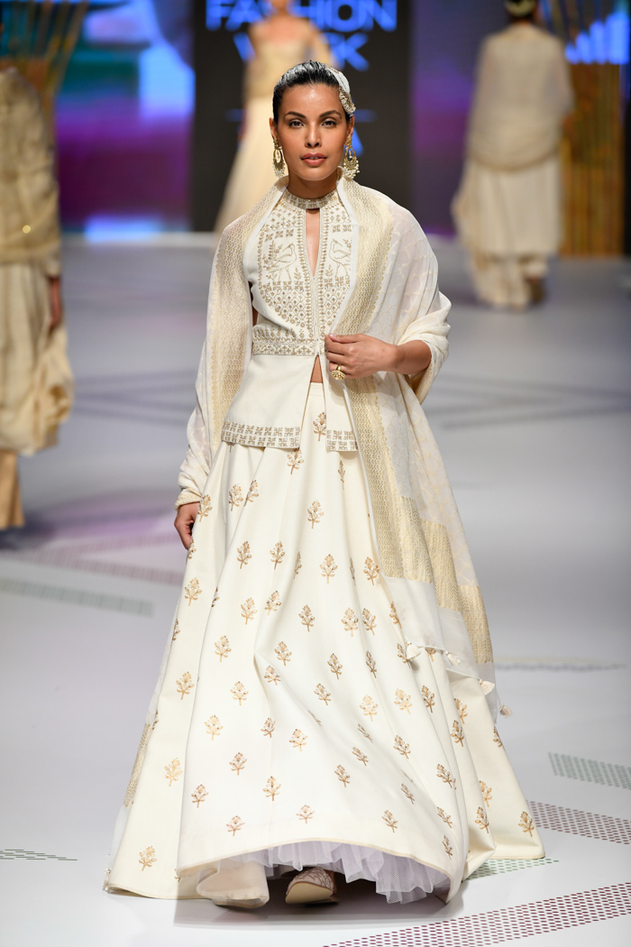 PunjabKesari, Nari, LFW19, Anita Dongre Collection, Off-White Outfits, Women Fashion