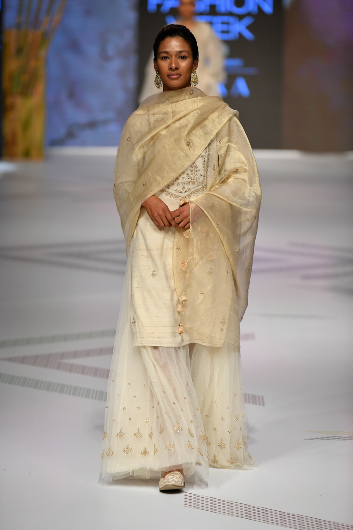 PunjabKesari, Nari, LFW19, Anita Dongre Collection, Off-White Outfits, Women Fashion