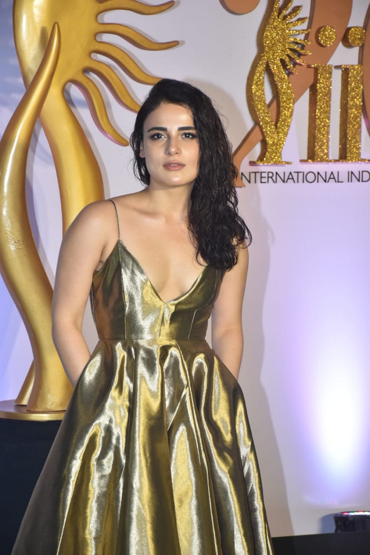 Bollywood Tadka, राधिका मदान इमेज, राधिका मदान फोटो, राधिका मदान पिक्चर