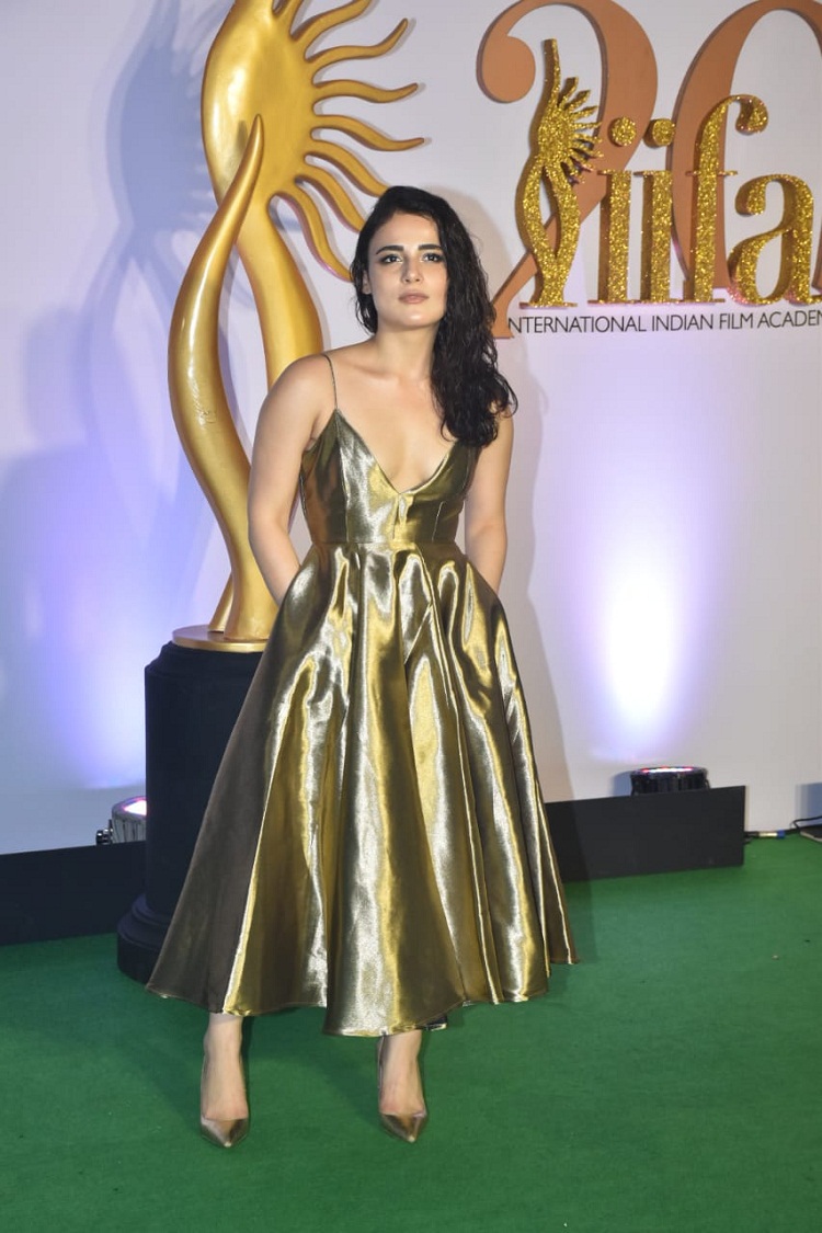 Bollywood Tadka, राधिका मदान इमेज, राधिका मदान फोटो, राधिका मदान पिक्चर