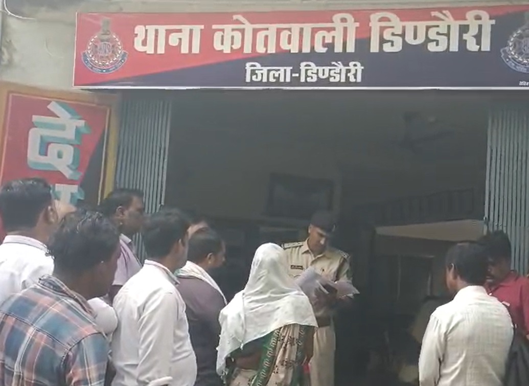 PunjabKesari, Dindori News, Minor Girl Conversion, Brainwash Case, Religious Conversion Allegation, Hindu Organizations Protest, MP Police, Madhya Pradesh Crime, Bajrang Dal Statement, Social Issues, Breaking News 