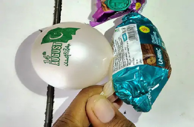 PunjabKesari, Ratlam News, Alot Biscuit Packet Row, Pakistani Flag Balloons, MP Police Investigation, Anti National Conspiracy, Madhya Pradesh News, Pakistani Balloons in Biscuits, Rajasthan Connection, National Security Alert, Children Biscuit Packet Case, Hindu Organizations Protest 