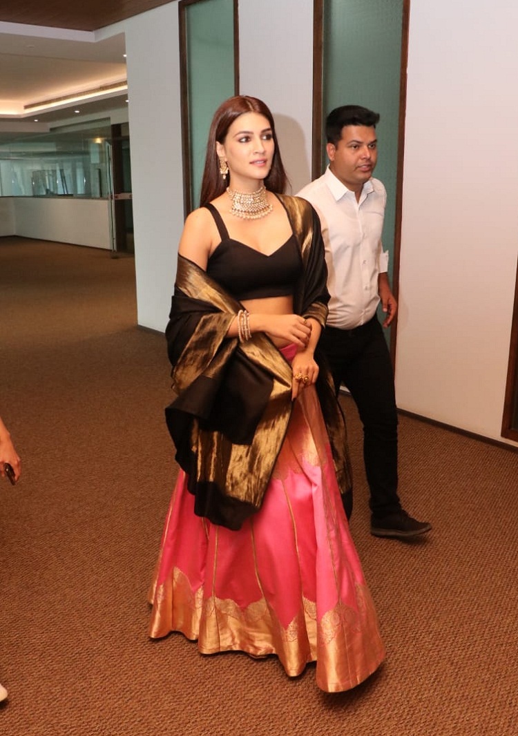 Bollywood Tadka,kriti sanon image, kriti sanon photo, kriti sanon pictures,