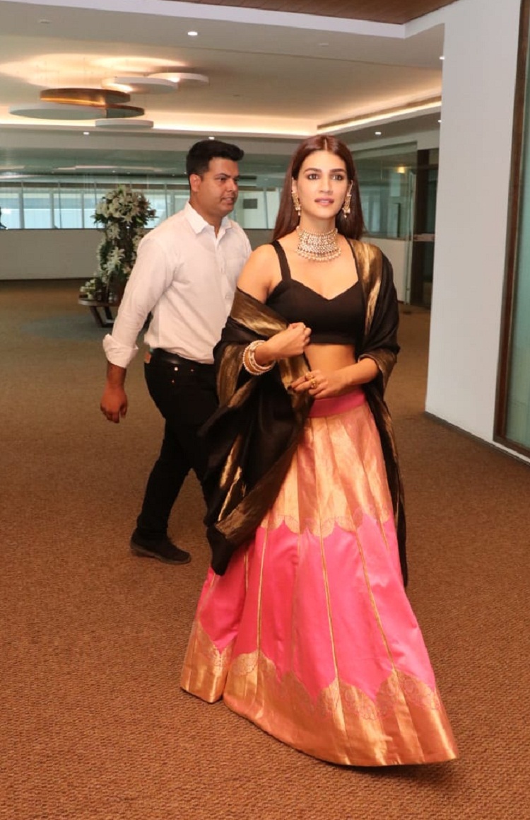 Bollywood Tadka,kriti sanon image, kriti sanon photo, kriti sanon pictures,