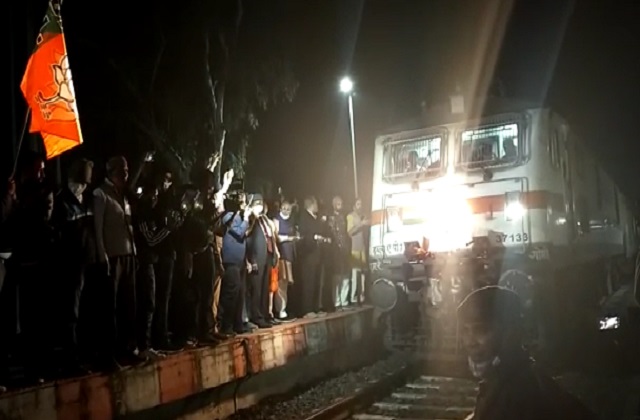 PunjabKesari, Madhya Pradesh, Balaghat, Balaghat Railway Station, Egmore Express, Chennai Express 