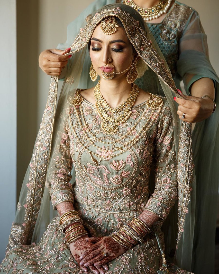 Bridal Fashion: ब्लाउज के सेक्सी Neckline Designs ...