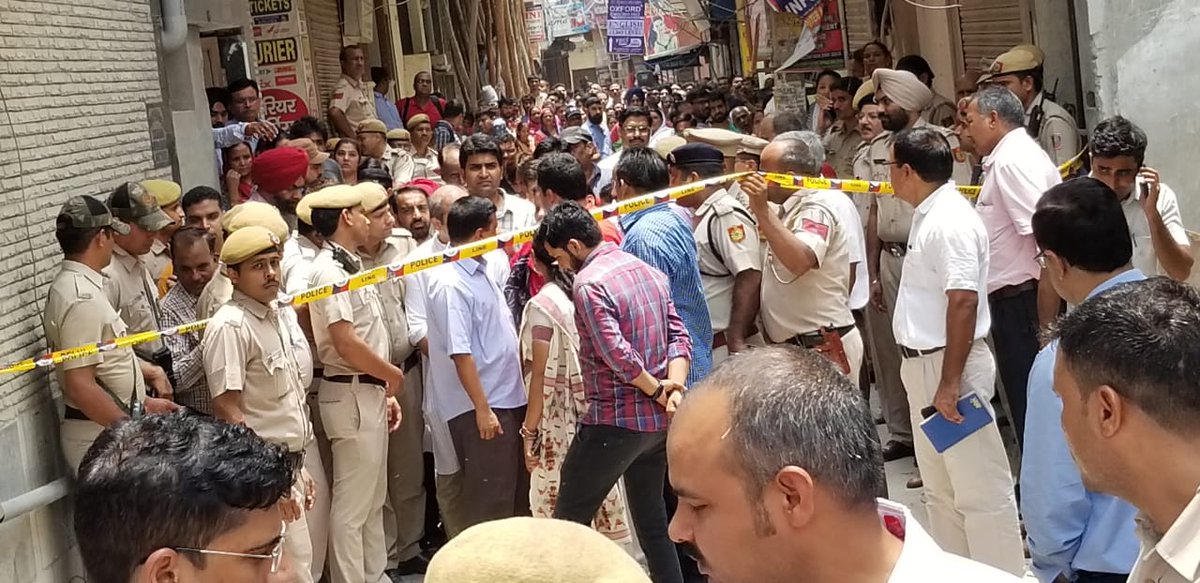 दिल्ली में एक ही घर से मिले 11 शव, पुलिस हत्या या आत्महत्या की गुत्थी में उलझी, देखे VIDEO