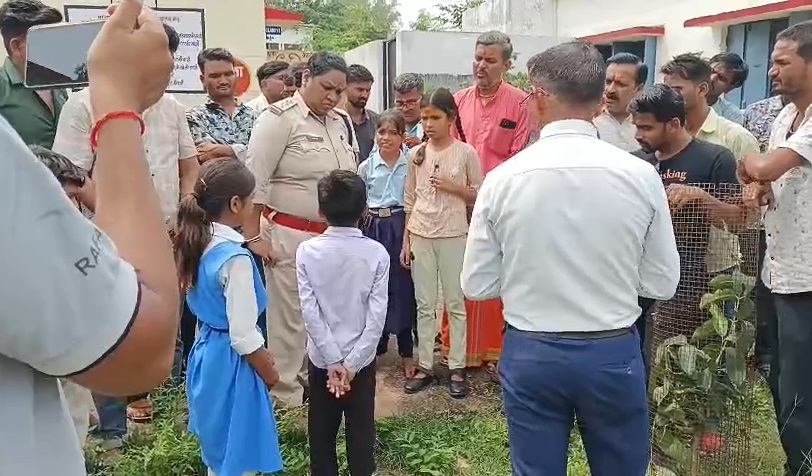 PunjabKesari, Chhatarpur school controversy, government school MP, tilak ban issue, kalawa ban protest, teacher accused religious insult, Madhya Pradesh news