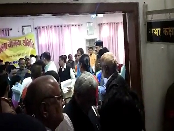PunjabKesari, Madhya Pardesh Hindi News , Bhopal Hindi News, Bhopal Hindi Samachar, Congress, Minister, Priywrat Singh, BJP, Sanjay Pathak, verbal fight, Guman Singh, Mithlesh Jain, Collectorate Office