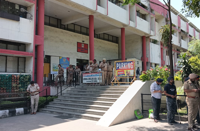 PunjabKesari, protest-in-front-of-ludhiana-dc-office