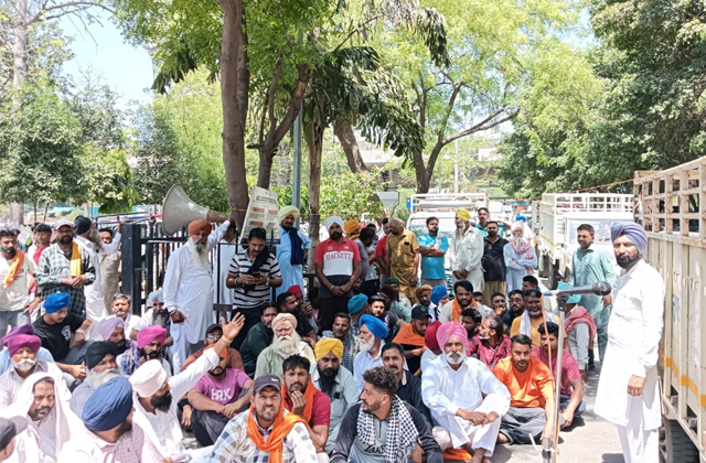 PunjabKesari, protest-in-front-of-ludhiana-dc-office
