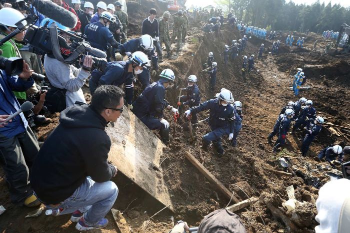 इंडोनेशिया में भूकंप के बाद सुनामी का कहर 900 की मौत, देखें तश्वीर 1 Yashbharat