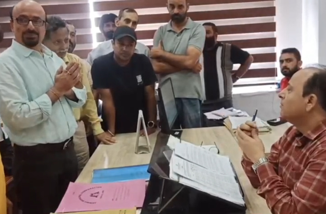 PunjabKesari, Jammu Municipal Corporation seal around 46 shops in jammu