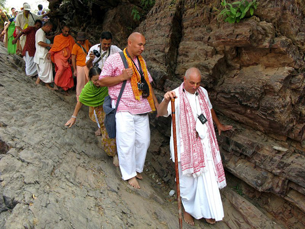 आख़िर गीले कपड़े में क्यों की जाती है मंदिर परिक्रमा? - why is the temple parikrama done in wet clothes-mobile