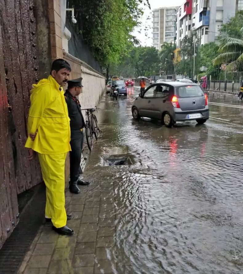 PunjabKesari, amitabh bachchan bunglow in rain