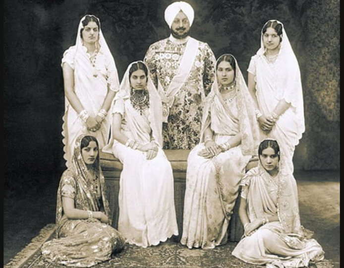 PunjabKesari, Royal Families Dark Secrets Image