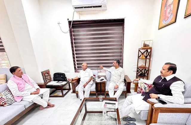 PunjabKesari, IASAssociation, BhindCollector, NarendraSinghKushwah, BJP, MadhyaPradeshPolitics, AdministrativeOfficers, CivilServices, IndoreNews, GovernmentOfficials, PoliticalControversy, CollectorSanjiivShrivastava, OfficersProtest, Governance, LawAndOrder, MPNews,
