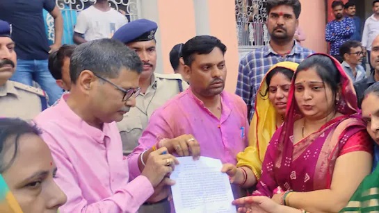 PunjabKesari, Shivpuri, Jyotiraditya Scindia, Gayatri Sharma, Municipal Council Dispute, BJP, Congress, Councillor Resignation, Corruption Charges, Yashodhara Raje Scindia, Madhya Pradesh Politics, Collector Decision, Local Politics