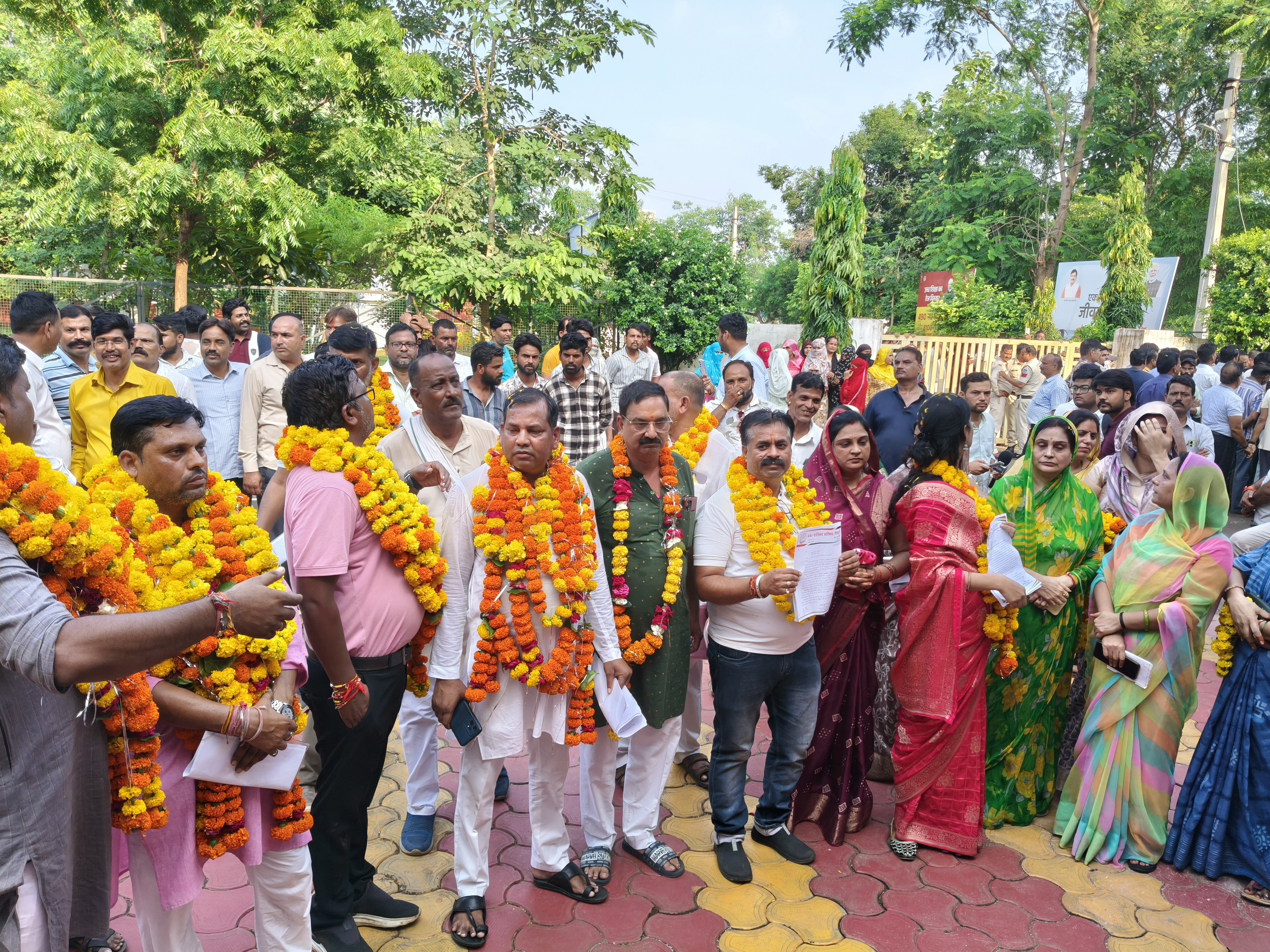 PunjabKesari, Shivpuri, Jyotiraditya Scindia, Gayatri Sharma, Municipal Council Dispute, BJP, Congress, Councillor Resignation, Corruption Charges, Yashodhara Raje Scindia, Madhya Pradesh Politics, Collector Decision, Local Politics 