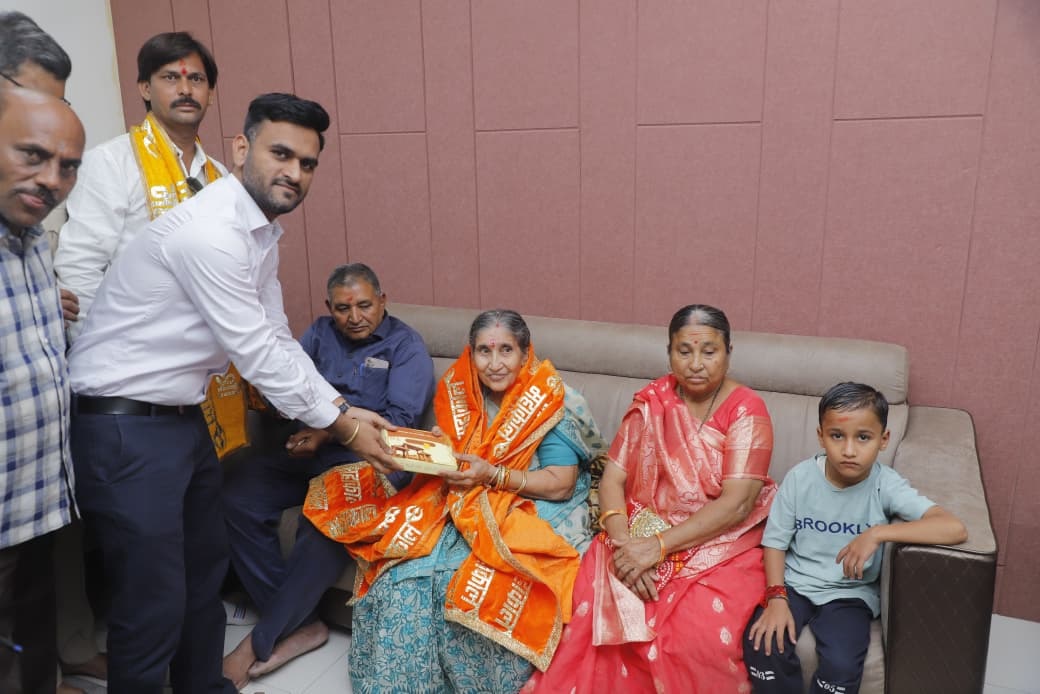 PunjabKesari, Ujjain, Mahakal Temple, Jashodaben, PM Modi Wife, Mahakaleshwar Darshan, Madhya Pradesh News, Ujjain Mahakal, Spiritual Journey, Indian Temple, Mahakal News