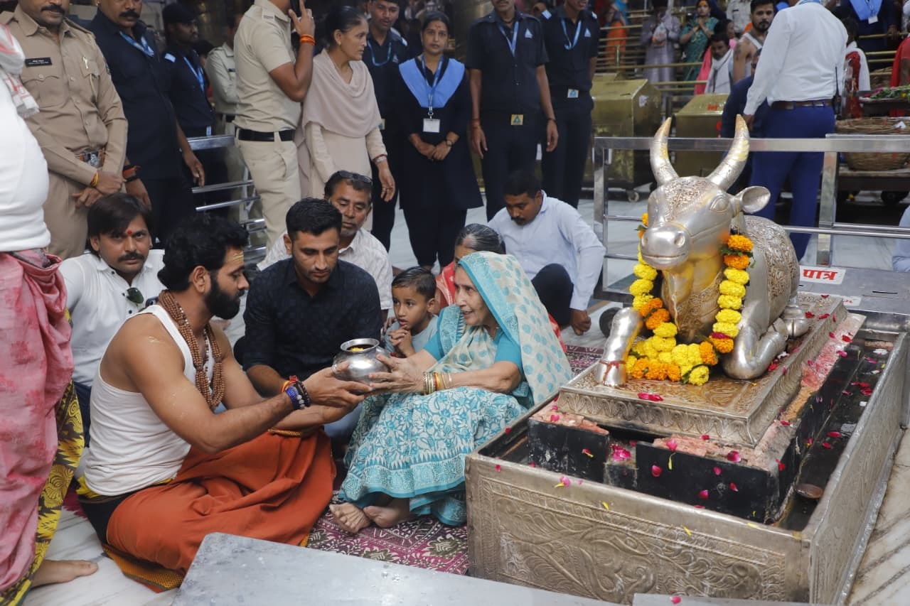 PunjabKesari, Ujjain, Mahakal Temple, Jashodaben, PM Modi Wife, Mahakaleshwar Darshan, Madhya Pradesh News, Ujjain Mahakal, Spiritual Journey, Indian Temple, Mahakal News 