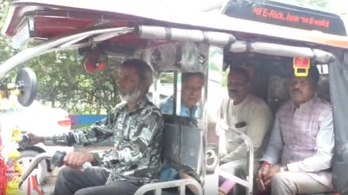 PunjabKesari, Madhya Pradesh, Tulsi Silawat, No Car Day, Bhopal News, Political Stunt, Publicity, Eco Friendly, Transport News, Media Coverage, Minister Controversy