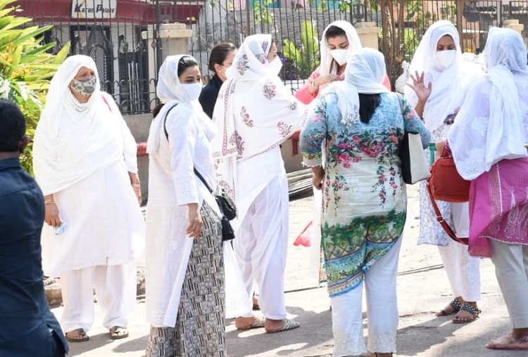 FUNERAL PICS: Gauhar Khan arrives to bid final farewell to father ...