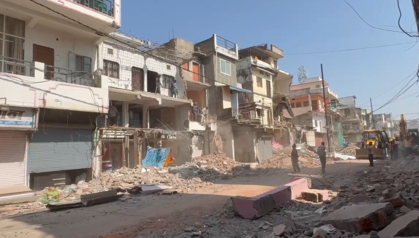 PunjabKesari, dewas news, mg road, encroachment drive, road widening, breaking news, municipal action, city update, dewas live, urban development