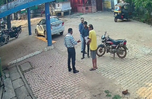 PunjabKesari, Shivpuri hospital incident, Kolaras hospital news, dresser attacks BMO, salary dispute case, Manish Najgadh, Shivpuri police action, Madhya Pradesh hospital violence, viral video case 