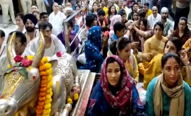 PunjabKesari, Indian Women Cricket Team, Ujjain Mahakal, Bhasma Aarti, Harmanpreet Kaur, Smriti Mandhana, India vs England, Indore Match, Women’s World Cup 2025, Team India News, Madhya Pradesh News
