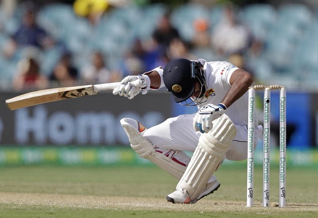 sri-lankan-batsman-dimuth-karunaratne-injured-in-pat-s-bouncer