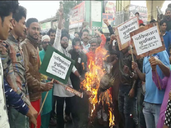 PunjabKesari, Madhya pradesh Hindi News, Bhopal News, Pulwama terror Attack, Damoh, Pakistan's effigy combustion, protest of terrorism, tribute to martyrs, target of central government, Jammu & Kashmir, Pulwama, Ghazi killed, Mastermind 