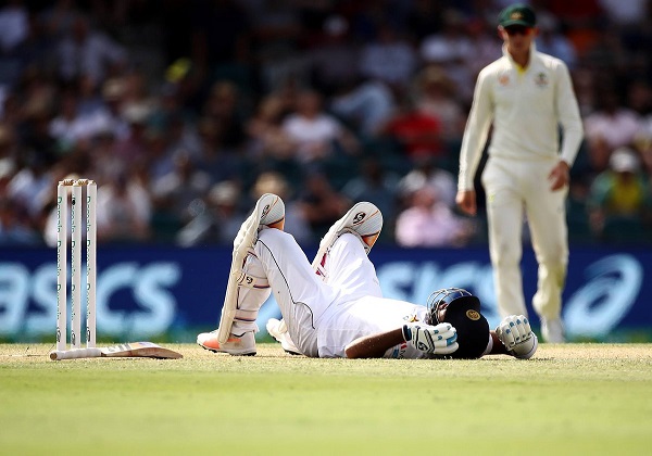 sri-lankan-batsman-dimuth-karunaratne-injured-in-pat-s-bouncer