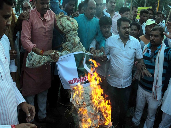 PunjabKesari, Madhya pradesh Hindi News, Bhopal News, Pulwama terror Attack, Damoh, Pakistan's effigy combustion, protest of terrorism, tribute to martyrs, target of central government, Jammu & Kashmir, Pulwama, Ghazi killed, Mastermind