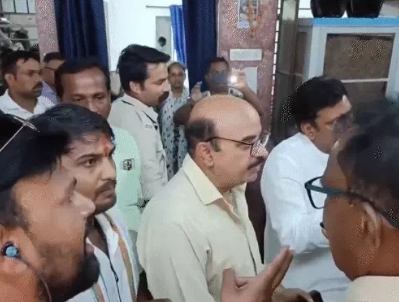PunjabKesari, Raipur, BJP, OBC Morcha, Uday Varade, Priest Assault, Durga Mandir, Rishi Tiwari, Rod Attack, Physical Assault, FIR, Police Action, Social Media Viral, Religious Conflict, Madhya Pradesh