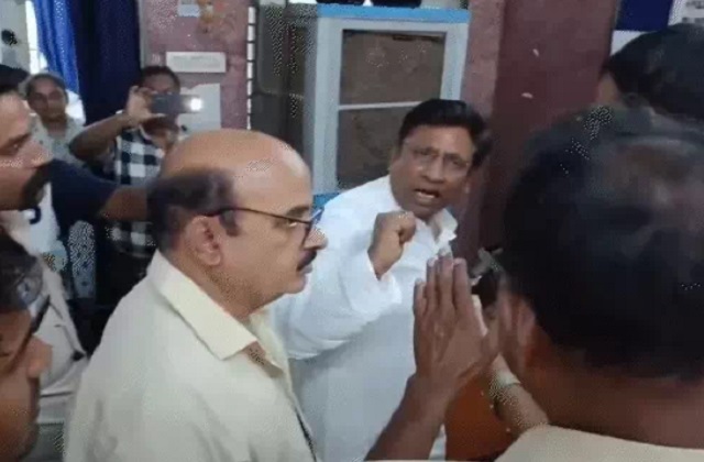 PunjabKesari, Raipur, BJP, OBC Morcha, Uday Varade, Priest Assault, Durga Mandir, Rishi Tiwari, Rod Attack, Physical Assault, FIR, Police Action, Social Media Viral, Religious Conflict, Madhya Pradesh 