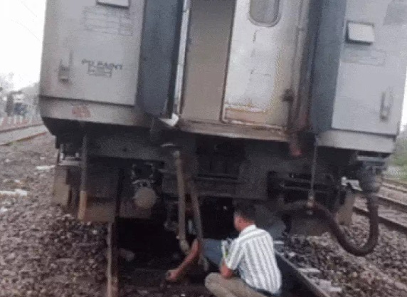 PunjabKesari, Satna train accident, LTT Bhagalpur Express, train bogies detached, Madhya Pradesh railway news, Indian Railways safety, near miss accident, Satna breaking news