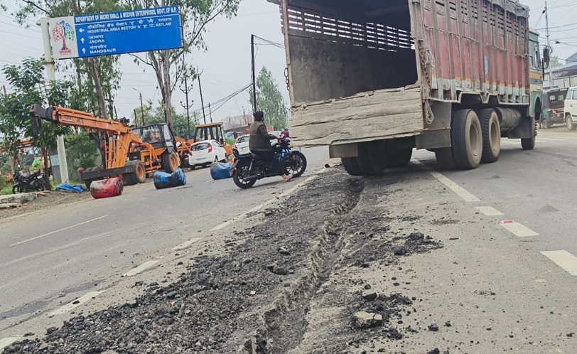 PunjabKesari, Four Lane Road, Corruption Allegations, Substandard Construction, Infrastructure Scam, Minister PA, Manilal Jain, Road Construction, Government Negligence, Contractor Irregularities, Public Safety