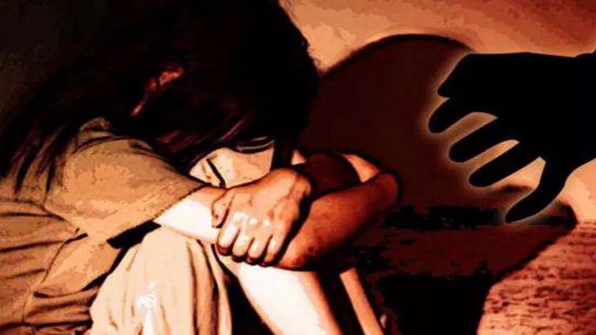 PunjabKesari, MadhyaPradesh, Dhar, TeacherCrime, ChildAbuse, SchoolShame, TeacherArrested, MinorMolestation, PoliceAction, EducationSystem, CrimeAgainstChildren