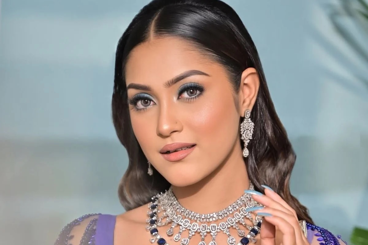 Simran Khan Splits villa 16