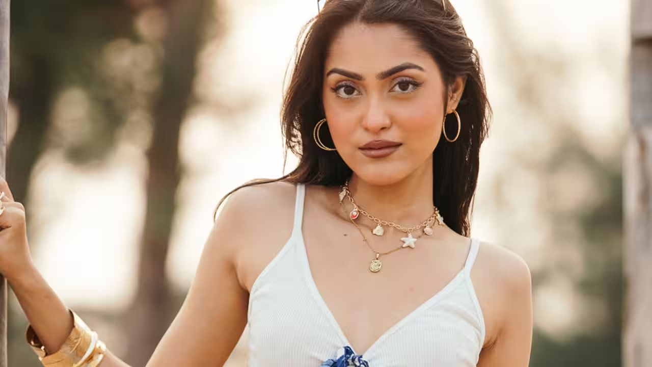  Simran Khan Splits villa 16