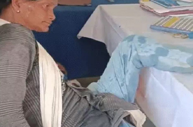 PunjabKesari, chhattisgarh news, janjgir champa, female headmaster, teacher drunk at school, school incident, midday meal, student safety, social media viral, school suspension