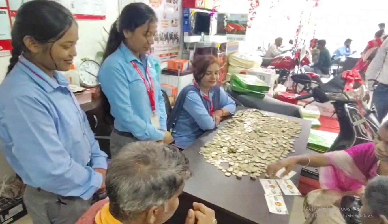 PunjabKesari, Chhattisgarh farmer, Jashpur news, scooter bought with coins, farmer buys scooter, Honda showroom Jashpur, viral story India, Diwali news, inspirational story, Indian farmer success, coins payment scooter