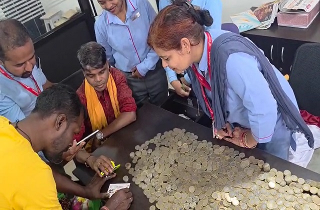 PunjabKesari, Chhattisgarh farmer, Jashpur news, scooter bought with coins, farmer buys scooter, Honda showroom Jashpur, viral story India, Diwali news, inspirational story, Indian farmer success, coins payment scooter 