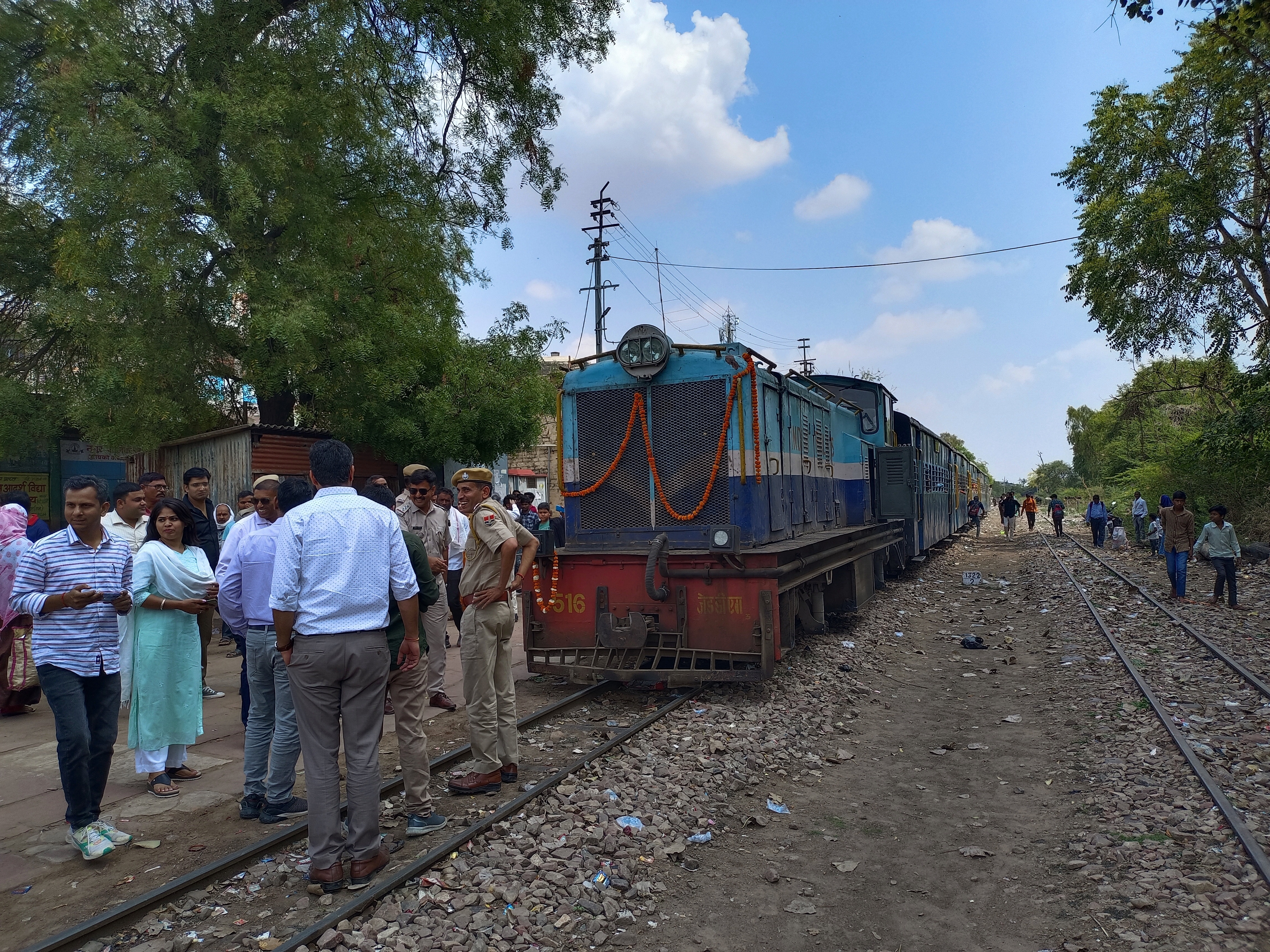 PunjabKesari, Gwalior Narrow Gauge Train, Gwalior Heritage Train, Gwalior Light Railway, Heritage Railway India, Narrow Gauge India, Historical Train India, Gwalior Tourism, Bamaur Village, GhosiPura Motijheel, Railway Heritage Project, Indian Railways Heritage, Nostalgic Train India