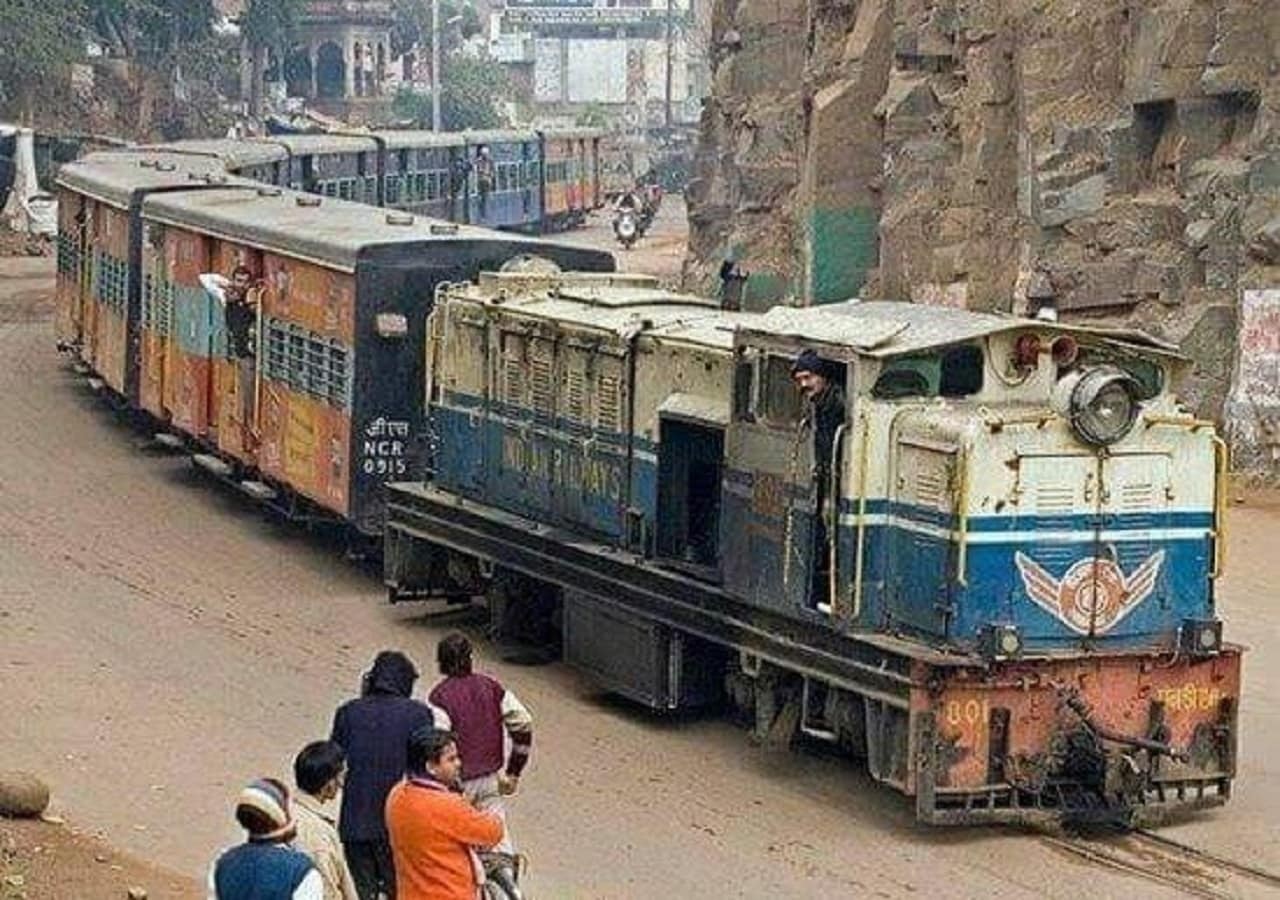 PunjabKesari, Gwalior Narrow Gauge Train, Gwalior Heritage Train, Gwalior Light Railway, Heritage Railway India, Narrow Gauge India, Historical Train India, Gwalior Tourism, Bamaur Village, GhosiPura Motijheel, Railway Heritage Project, Indian Railways Heritage, Nostalgic Train India 